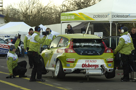 Volvos fabriksteam har tilbragt hele onsdagen med at teste på FDM Jyllandsringen med sine Volvo C30-modeller, der får premiere i dansk racing i weekenden.